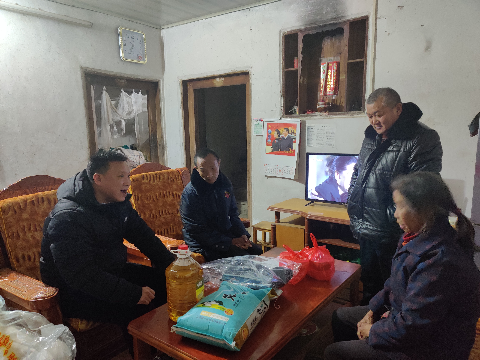 党委书记马建民夜访横坑村低保户.jpg