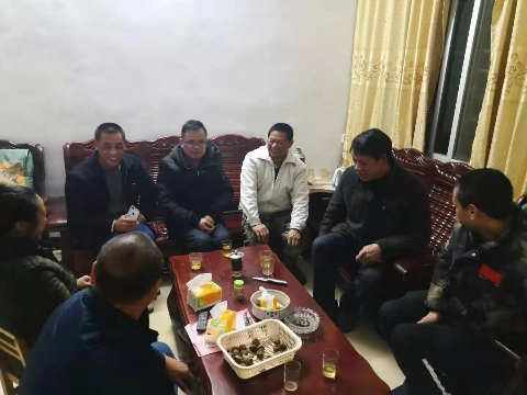 人大主席王献栋夜访溪下村贫困户.jpg
