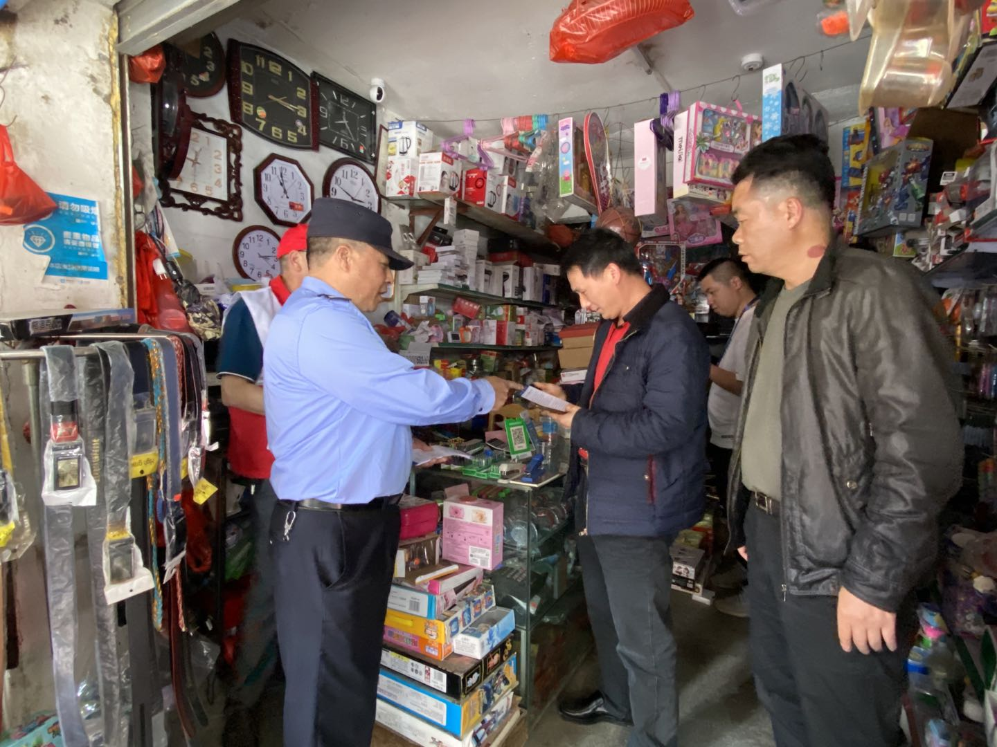 图 2：巡查执法人员向商家普及法律知识和版权知识.png