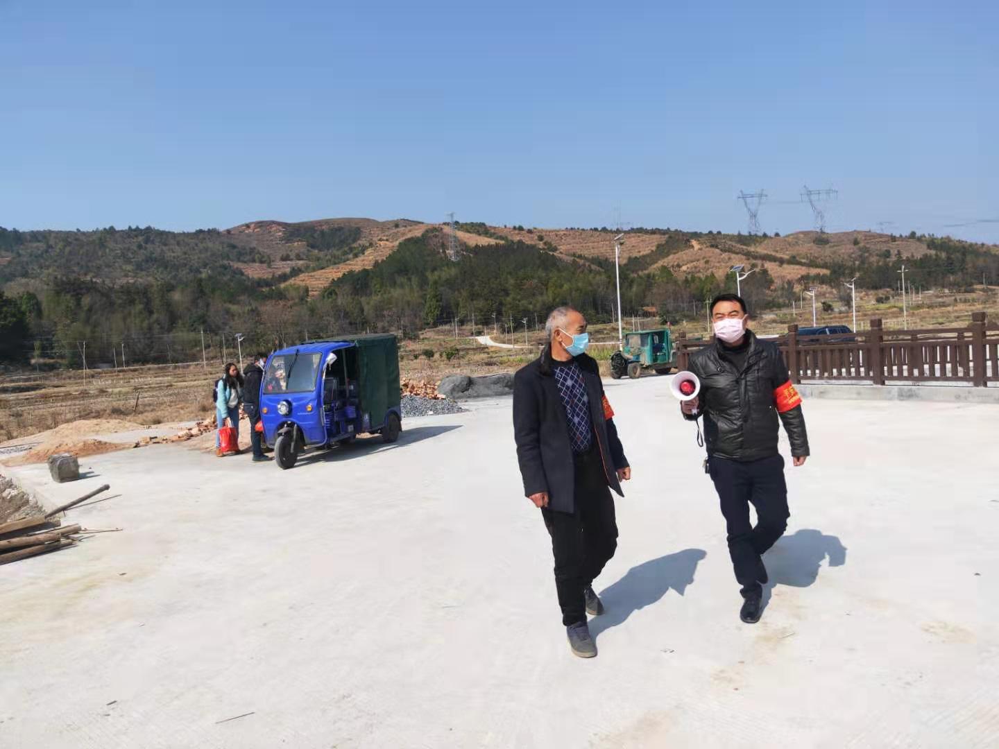 村干部用小喇叭向村民宣传防疫措施.jpg