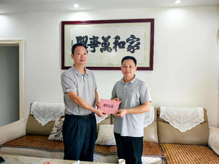 2024年8月1日，乐昌市教育局局长曾培伟（左一）到“乐昌市最美退役军人”，廊田镇中心学校教师邱勇彪家中走访慰问。.jpg