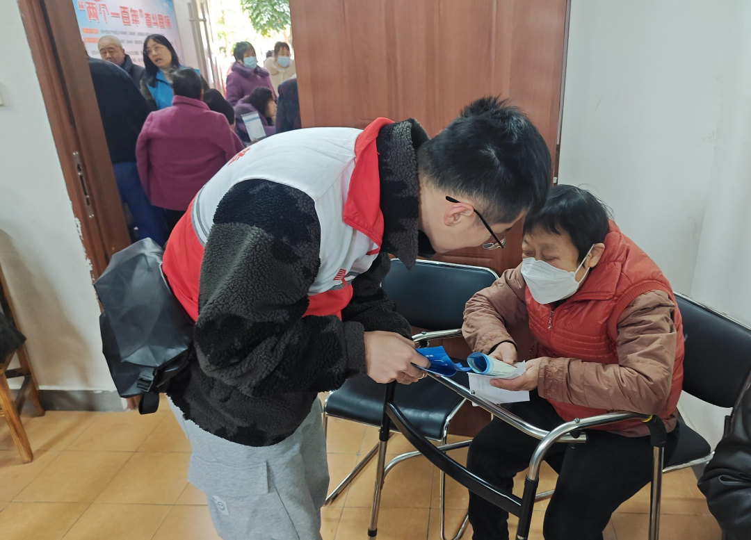 市政务和数据局工作人员为特殊群体讲解养老资格认证“掌上办”操作步骤.jpg