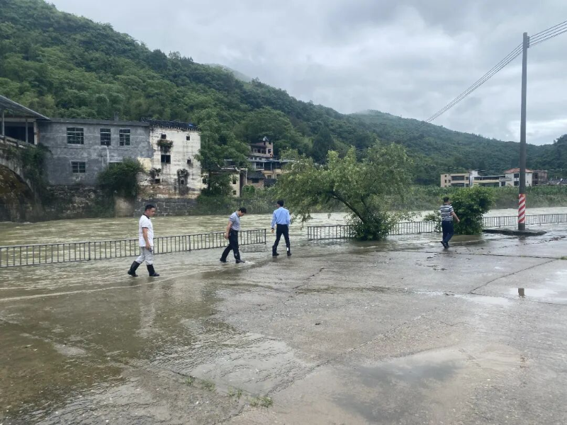 暴雨中的乐昌：干群合力筑牢“安全防线”6.jpg