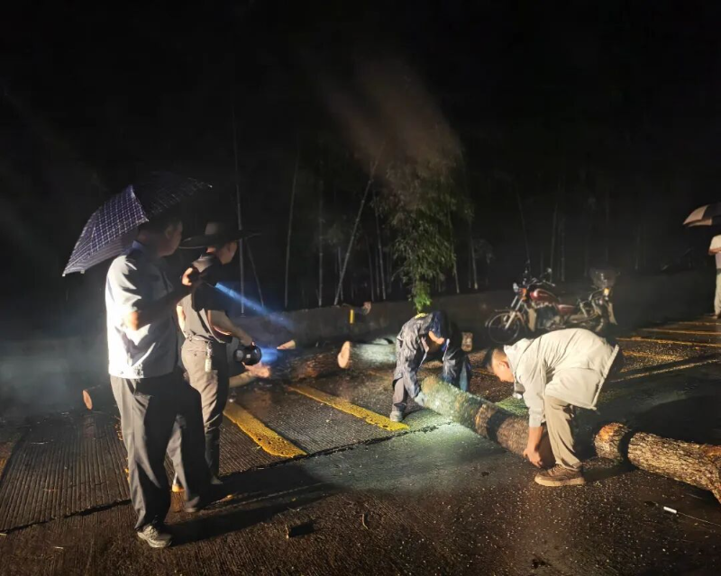 暴雨中的乐昌：干群合力筑牢“安全防线”2.jpg