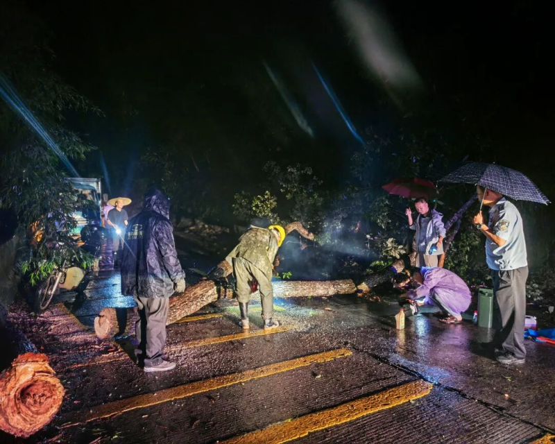 暴雨中的乐昌：干群合力筑牢“安全防线”1.jpg