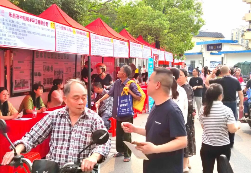 从“坐等上门”到“主动下沉” 乐昌全链条就业服务书写民生答卷1.jpg