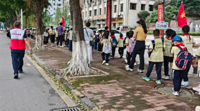 党建共建红色研学 行走思政暖心护苗成长1.jpg