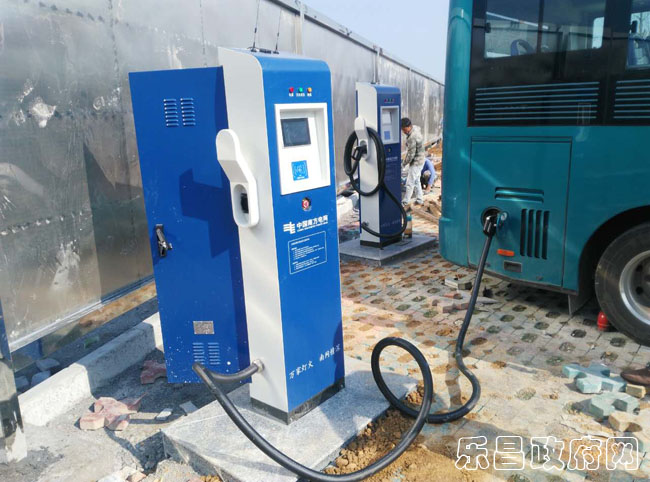 乐昌东站电动汽车充电桩投入使用    闵乐聪 摄