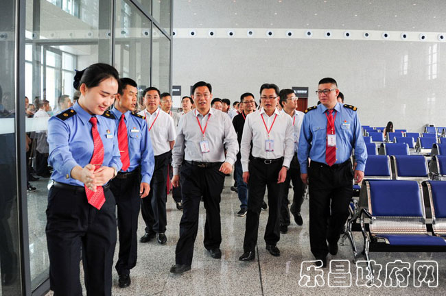 李安平等领导在候车室