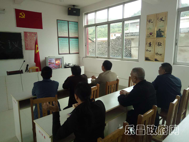 河丰村组织收看党的十九大开幕会.png