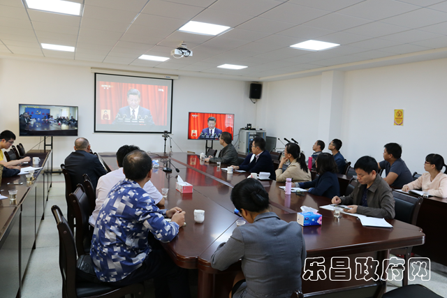 团市委组织收看党的十九大开幕式.png