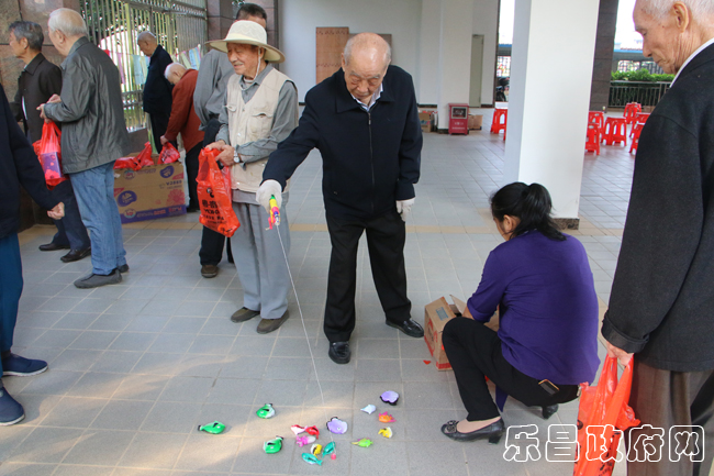 乐昌市委老干部局举行重阳节游园活动.jpg