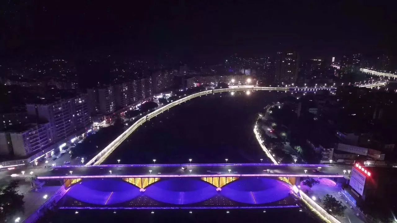 夜幕下的一江两岸