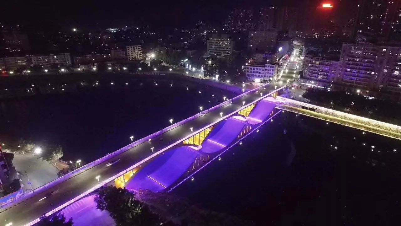 夜幕下的一江两岸