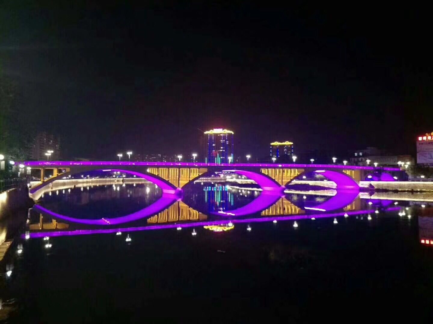 夜幕下的一江两岸